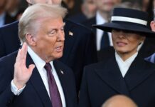 Ora învestirii celui de-al 47-lea Preşedinte al Statelor Unite – ,,Eu, Donald Trump, jur că voi prelua postul de preşedinte şi mă voi achita de el, respectând Constituția Statelor Unite ale Americii. Așa să îmi ajute Dumnezeu”!