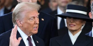 Ora învestirii celui de-al 47-lea Preşedinte al Statelor Unite – ,,Eu, Donald Trump, jur că voi prelua postul de preşedinte şi mă voi achita de el, respectând Constituția Statelor Unite ale Americii. Așa să îmi ajute Dumnezeu”!