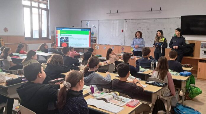 Ziua Nonviolenței în Școli. Jandarmii, discuții cu elevii din județ