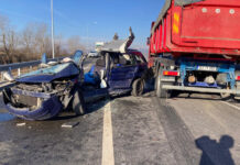 VIDEO: A murit după ce a intrat cu mașina într-un camion plin cu piatră!