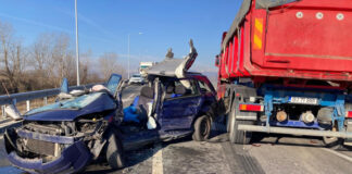 VIDEO: A murit după ce a intrat cu mașina într-un camion plin cu piatră!