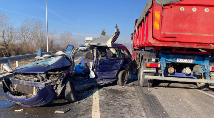 VIDEO: A murit după ce a intrat cu mașina într-un camion plin cu piatră!