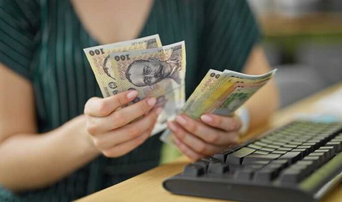 Tânără de 18 ani, cercetată după ce i-a furat banii bunicii