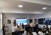 Elevii gorjeni, premiați de polițiști, pentru lucrările competiției ”Tăcerea e tot violență. Vocea ta e soluția”