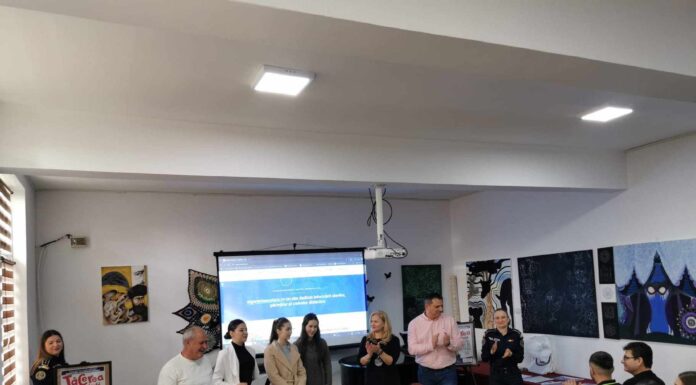 Elevii gorjeni, premiați de polițiști, pentru lucrările competiției ”Tăcerea e tot violență. Vocea ta e soluția”
