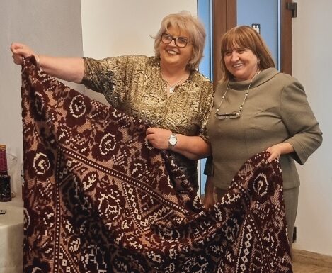 Elena Basarabă și Mărioara Băbu, păstrătoare de tradiții și obiceiuri ciobănești din Novaci