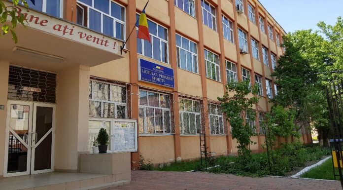 Elev înjunghiat de un coleg în curtea liceului