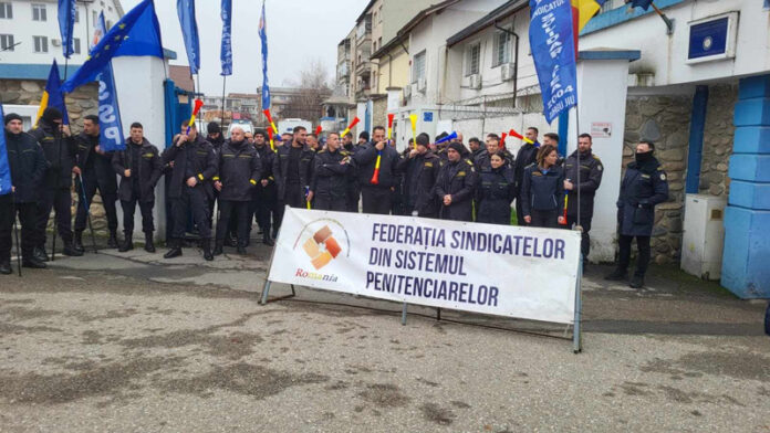 Angajații Penitenciarului Târgu Jiu ies din nou în stradă: ,,Să vină ministrul, Jandarmeria, să facă ei paza deținuților”
