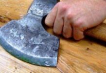 Lovit cu toporișca în cap din cauza unei biciclete