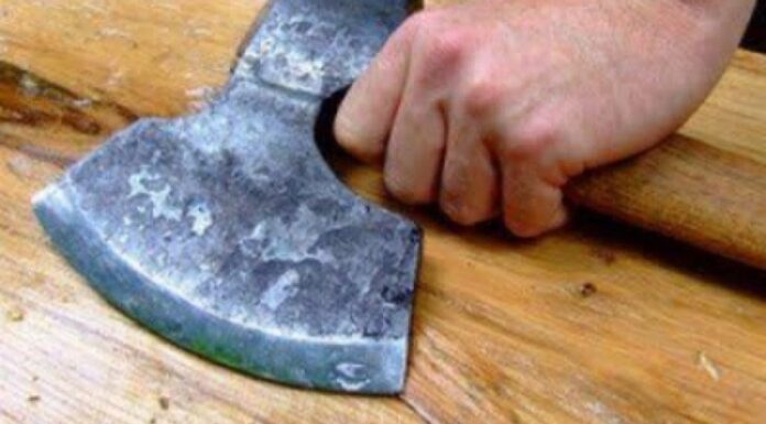 Lovit cu toporișca în cap din cauza unei biciclete