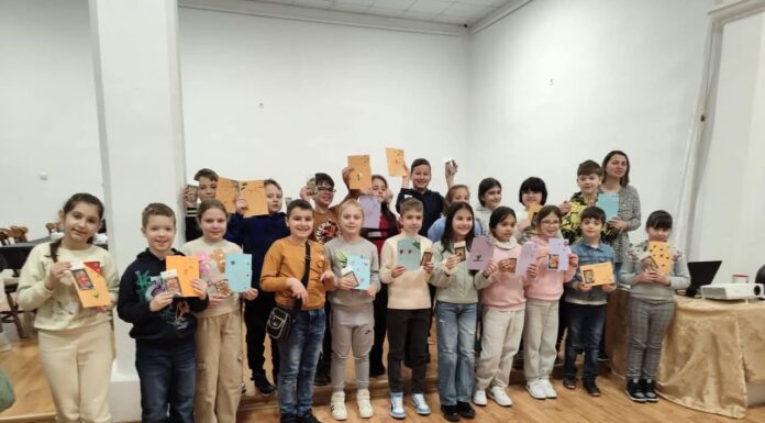 Participare numeroasă la atelierul de mărțișoare de la Muzeul Județean