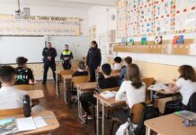 Noi activități de informare ale polițiștilor în școlile din județ
