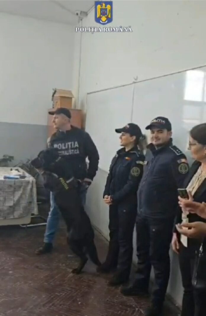 Lecție despre protecția animalelor, oferită elevilor de polițiștii gorjeni