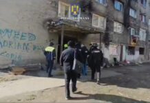 VIDEO: Doi bărbați, reținuți după ce au furat bunuri din șase locuințe din Târgu Jiu