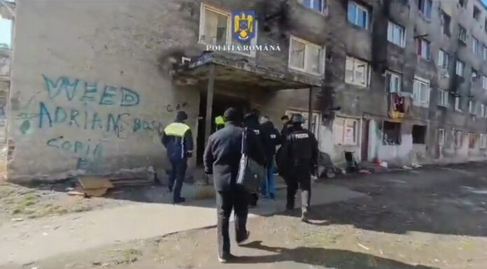 VIDEO: Doi bărbați, reținuți după ce au furat bunuri din șase locuințe din Târgu Jiu