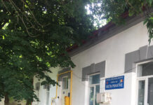 Schela: Tânărul cu handicap, ținut de părinți în spatele unor gratii, rămâne internat la Psihiatrie