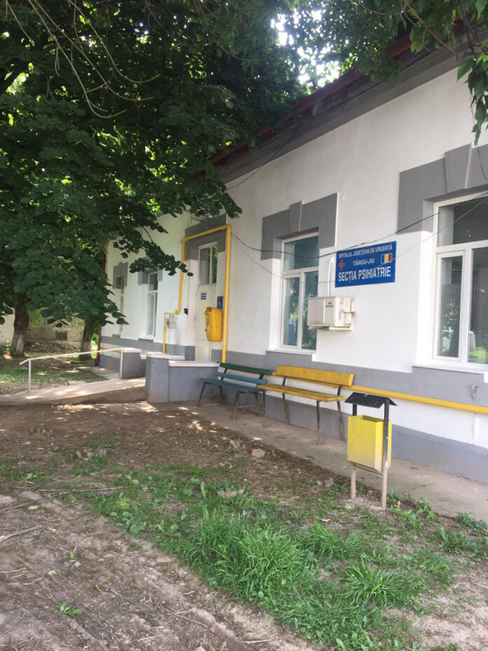 Schela: Tânărul cu handicap, ținut de părinți în spatele unor gratii, rămâne internat la Psihiatrie