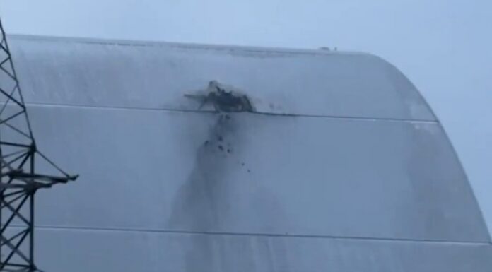 Sarcofagul de protecție a centralei nucleare de la Cernobîl, bombardat