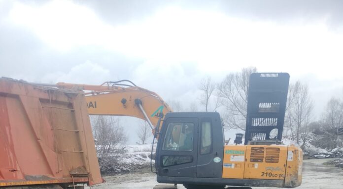 Amendă uriașă! Excavau ilegal în albia Jiului