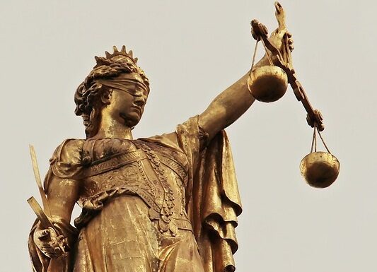 Când gura «păcătosului», adevăr grăieşte! – ,,Dintre judecătorii omeneşti, unii se mituiesc, alţii se câştigă prin măguliri, alţii se intimidează prin ameninţări şi încă multe altele îi impiedică de la judecata cea dreaptă”! (Sf. Ioan Gură de Aur)