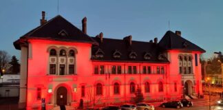 Clădiri din Târgu Jiu, iluminate în roşu, de Ziua Europeană 112