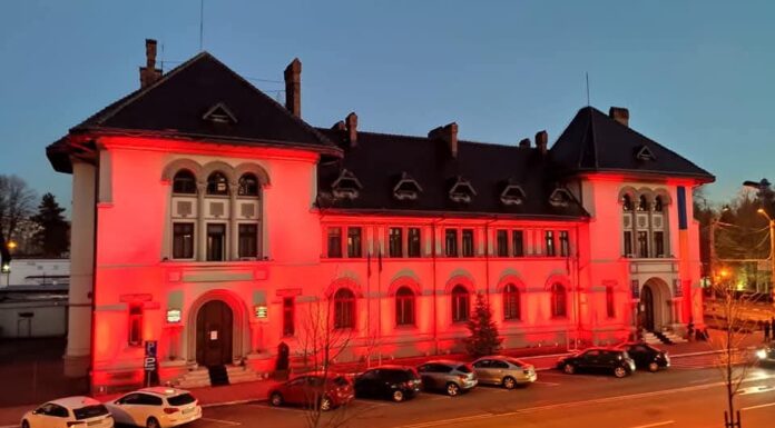 Clădiri din Târgu Jiu, iluminate în roşu, de Ziua Europeană 112