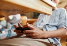 Ministerul Educației solicită verificarea utilizării telefoanelor mobile în școli