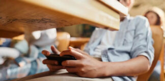 Ministerul Educației solicită verificarea utilizării telefoanelor mobile în școli