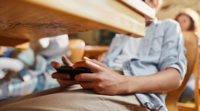 Ministerul Educației solicită verificarea utilizării telefoanelor mobile în școli