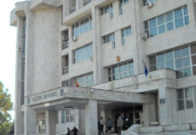 Rovinăreanul care și-a amenințat soția pe stradă cu un cuțit rămâne în arest