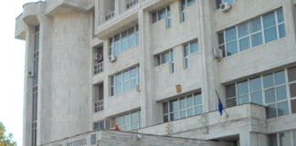 Rovinăreanul care și-a amenințat soția pe stradă cu un cuțit rămâne în arest