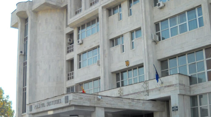 Rovinăreanul care și-a amenințat soția pe stradă cu un cuțit rămâne în arest