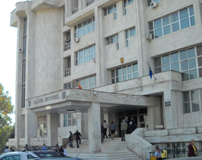 Rovinăreanul care și-a amenințat soția pe stradă cu un cuțit rămâne în arest