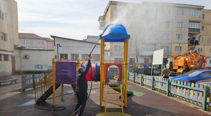 A început igienizarea locurilor de joacă din Rovinari!
