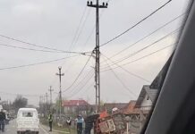 S-a răsturnat cu tractorul!
