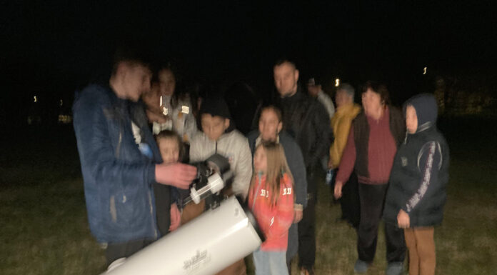 A strâns zeci de copii în parcul Coloanei pentru a privi cerul prin telescop