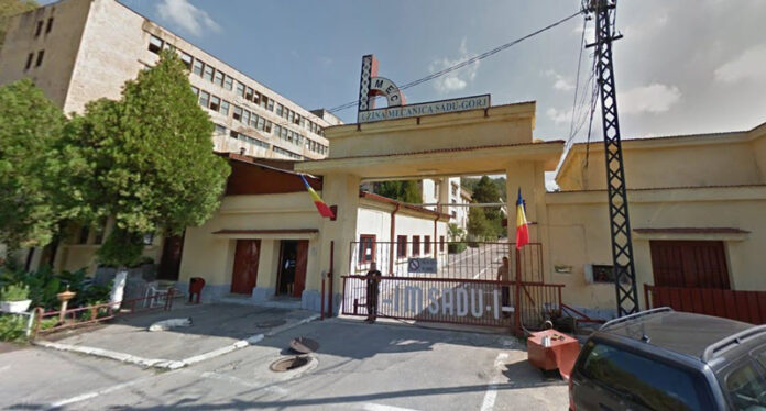 Dezastru la Uzina Mecanică Sadu! Muncitorii, cu salarii înjumătățite de concedii fără plată, puși să curețe mărăcini. Șefimea, neafectată de declinul financiar al fabricii!