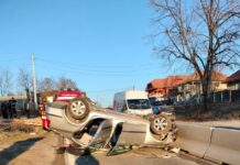 S-a răsturnat cu mașina și s-a ascuns în pădurea de la Drăgoieni