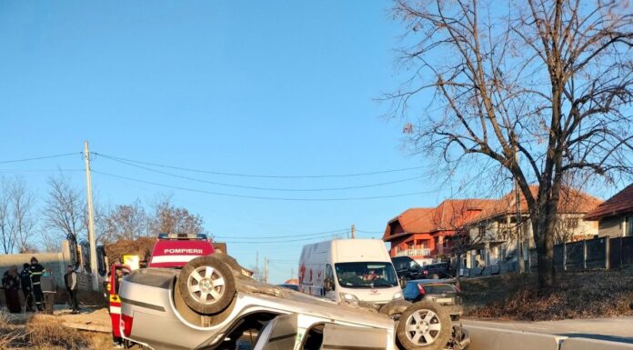 S-a răsturnat cu mașina și s-a ascuns în pădurea de la Drăgoieni