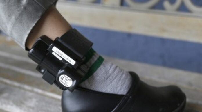 Adolescente bătăușe, cu brățări electronice – Decizie în premieră