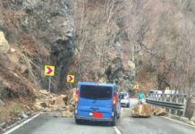 Pietre căzute pe DN 66, circulație îngreunată!