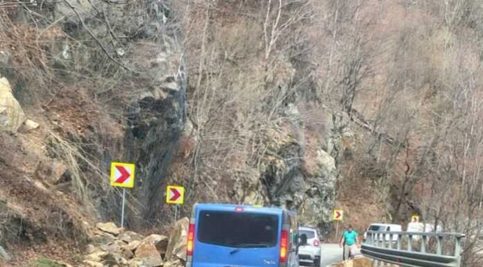Pietre căzute pe DN 66, circulație îngreunată!