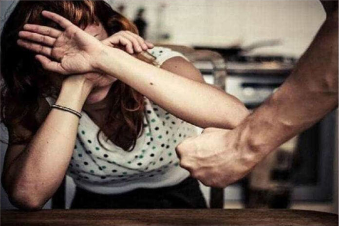 Femeie din Rovinari, băgată în spital după ce a fost lovită cu pumnii și picioarele de un recidivist periculos, condamnat, în trecut, pentru omor! Polițiștii au considerat că ,,nu există risc iminent pentru emiterea unui ordin de protecție” și l-au lăsat în libertate!