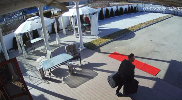 VIDEO: Filmat când fura instrumente muzicale! Pagubă de 16.000 de euro!