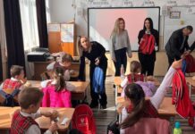 „Ziua Meselor Școlare”. Pachete cu hrană caldă pentru elevii unei școli din Târgu Jiu