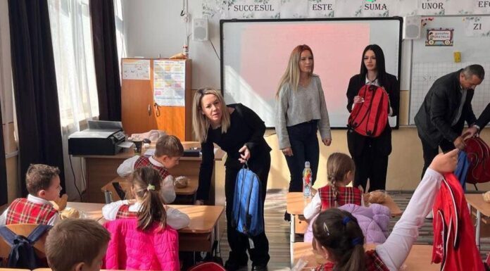 „Ziua Meselor Școlare”. Pachete cu hrană caldă pentru elevii unei școli din Târgu Jiu