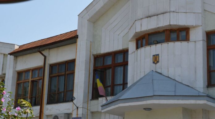 A vrut din arest la domiciliu la mormântul părinților!