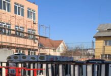 Primăria Târgu Jiu donează mobilier școlar