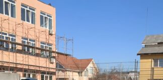 Primăria Târgu Jiu donează mobilier școlar