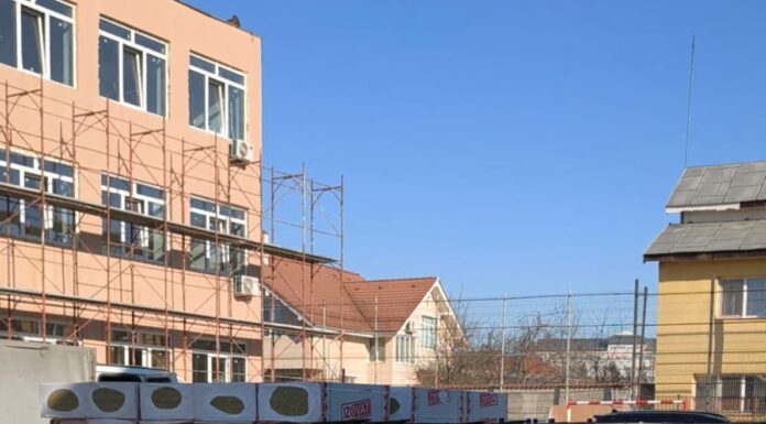 Primăria Târgu Jiu donează mobilier școlar